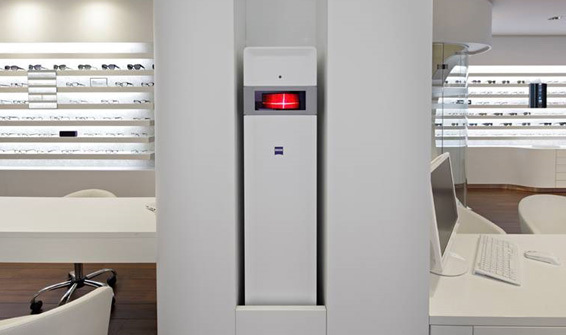 Modernes Zeiss Messgerät im Optikergeschäft zur präzisen Brillenglasbestimmung.